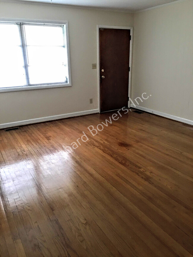 Foto del edificio - 4517 Devereaux Rd