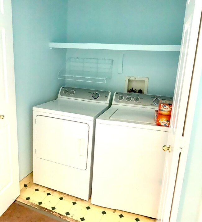 Building Photo - 2 Bedroom Lexington Townhome with Community Pool