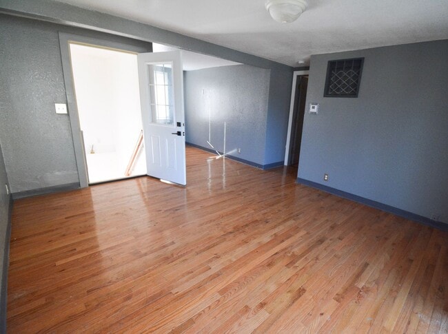 Building Photo - Spacious 5 Bed House with Custom Features Available For Rent!