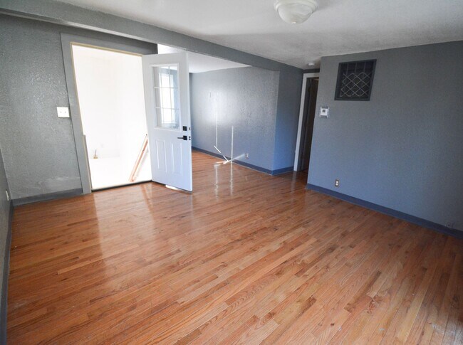 Foto del edificio - Spacious 5 Bed House with Custom Features Available For Rent!