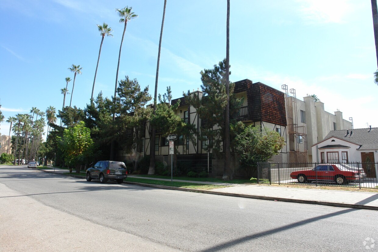 Building Photo - Barclay Square Apartment