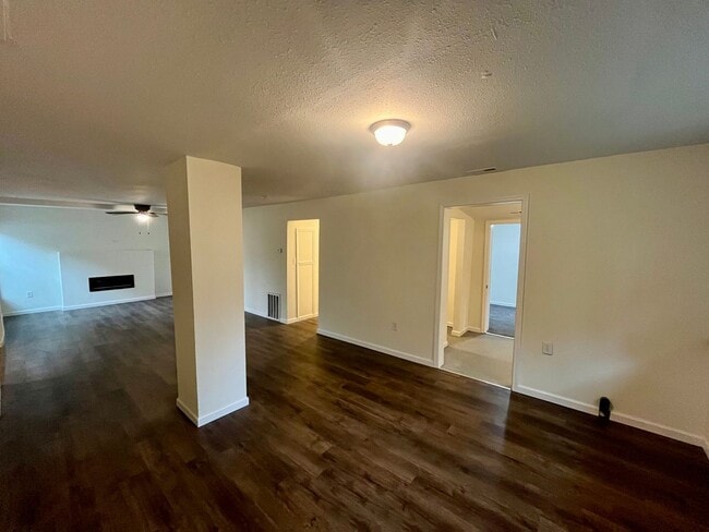 Building Photo - 3 Bed | 2 Bath | House