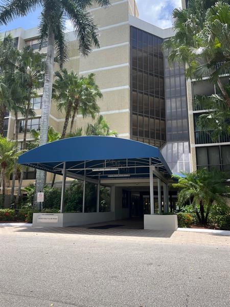 Foto del edificio - 16300 Golf Club Rd