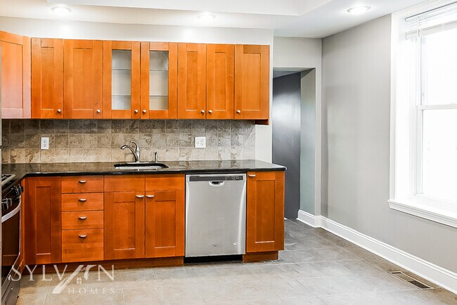 Foto del edificio - Prepare to fall in love with this 4 bedroo...