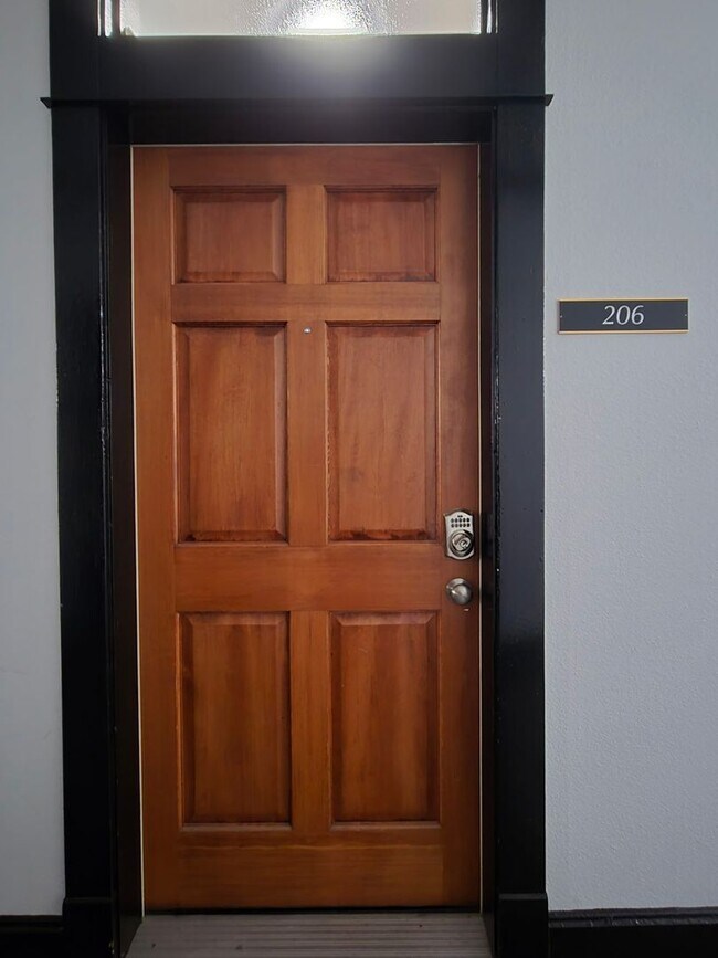 Foto del edificio - 302 W Commercial St