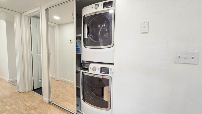 Building Photo - Furnished Apartment!