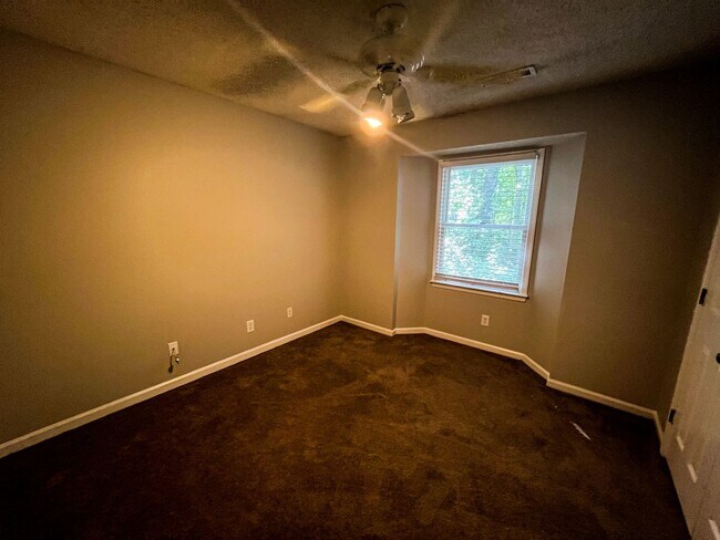 Building Photo - Cozy Greensboro Condo - 2 Bedrooms, 2 Full...