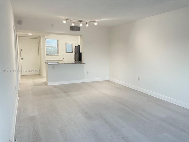 Building Photo - 2810 NE 201st Ter