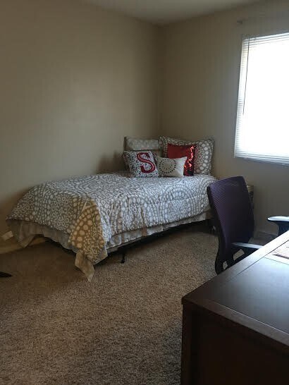 Foto del edificio - 4 bedroom house on the west side of Iowa C...