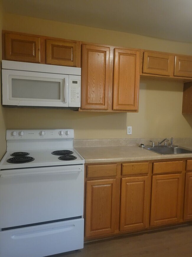 Foto del edificio - 4 bedroom, 1.5 bathrooms townhouse