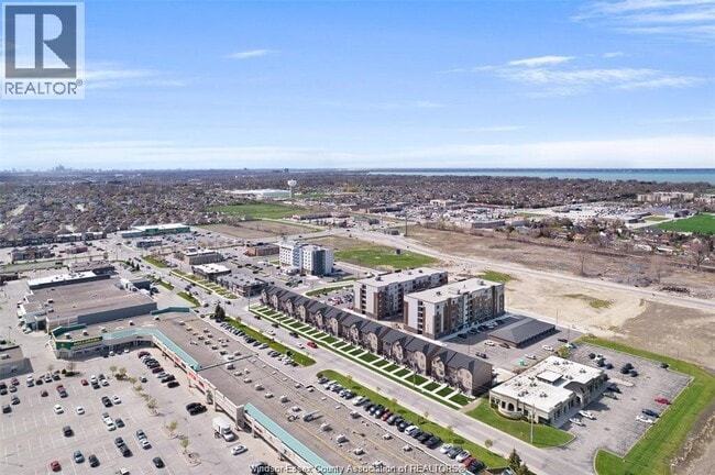 Building Photo - 725 Brownstone Dr