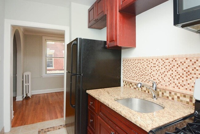 Building Photo - 545 W Surf St