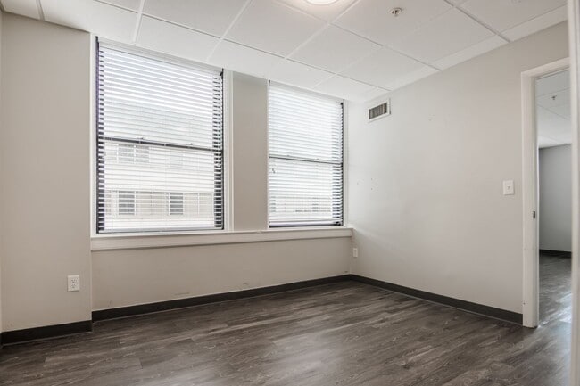 Interior Photo - Park Plaza on the Grid