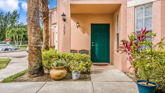 Private Corner - 1907 Belmont Pl