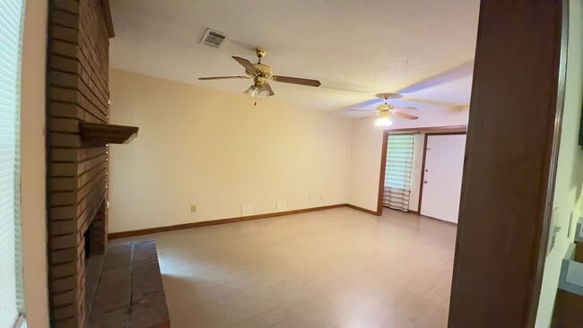 Building Photo - 103 Valley Creek Dr