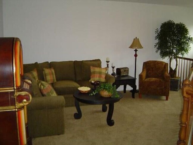Amplio espacio tipo loft en el segundo piso con muchas posibilidades. - 281 Hickory Lane