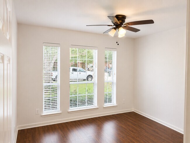 Foto del edificio - 6411 Spring Creek St