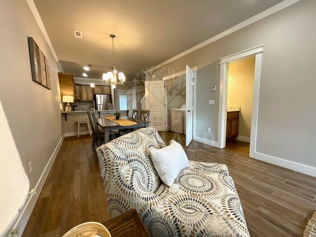 Foto del edificio - 2 Bed/ 2.5 Bath | New Townhomes in Siloam ...