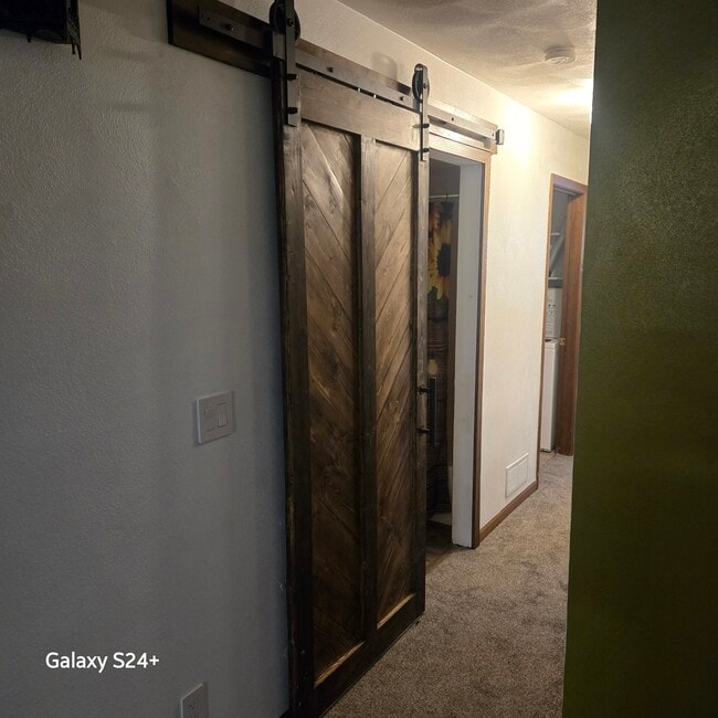 Building Photo - 321 Allan Ave