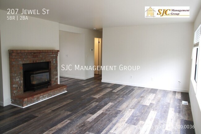Building Photo - Five Bedroom 2 bath home for rent in Enumclaw
