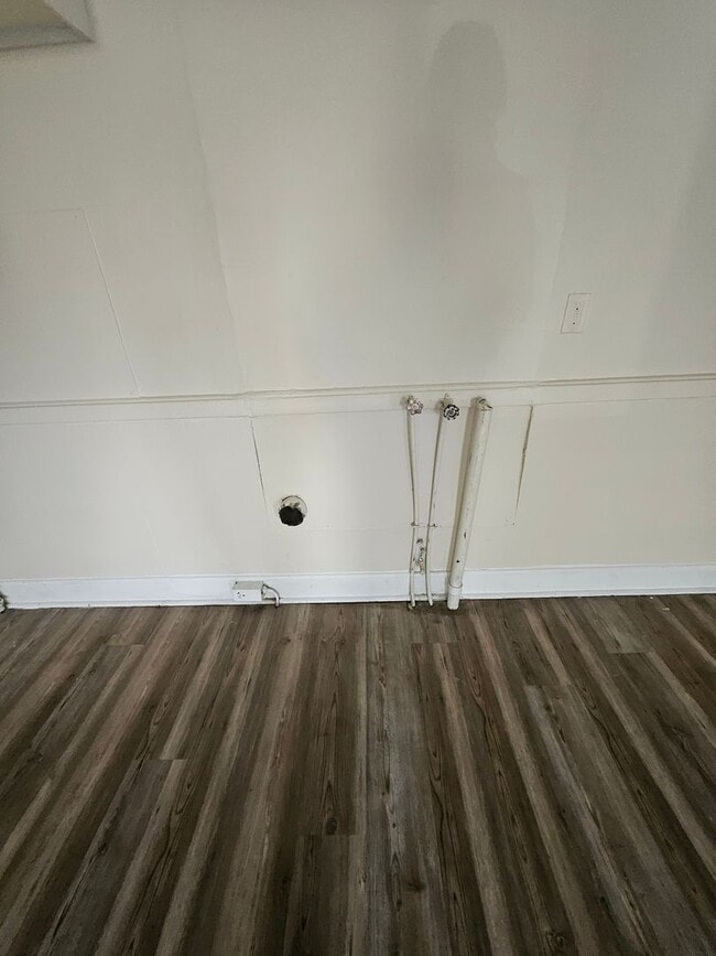 Building Photo - 4 bedroom townhouse style unit on west side