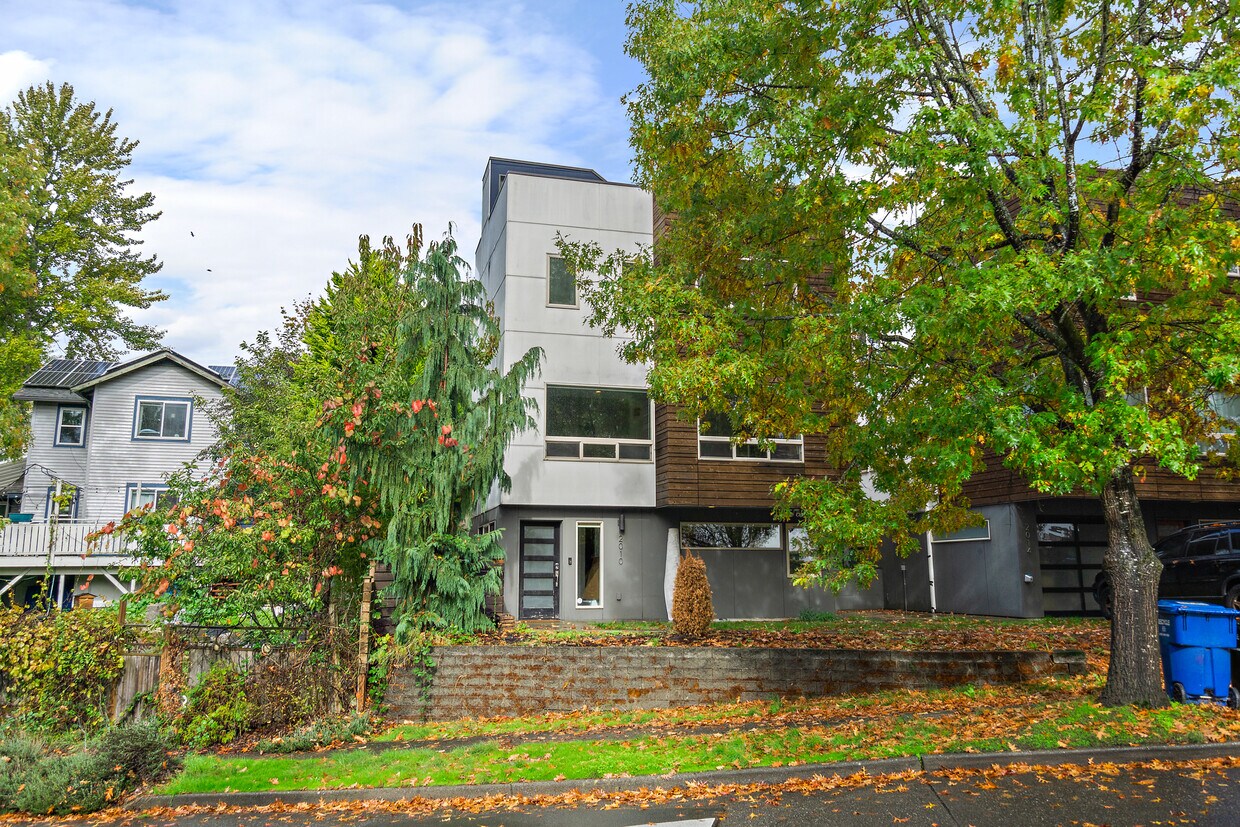 Primary Photo - 2010 S Judkins St