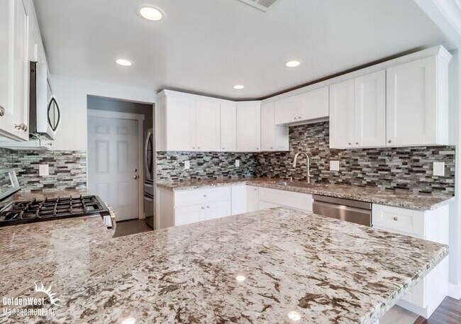 Foto del edificio - Charming 3Bdm 2.5Ba Townhome in the Clairemont Mesa Community!