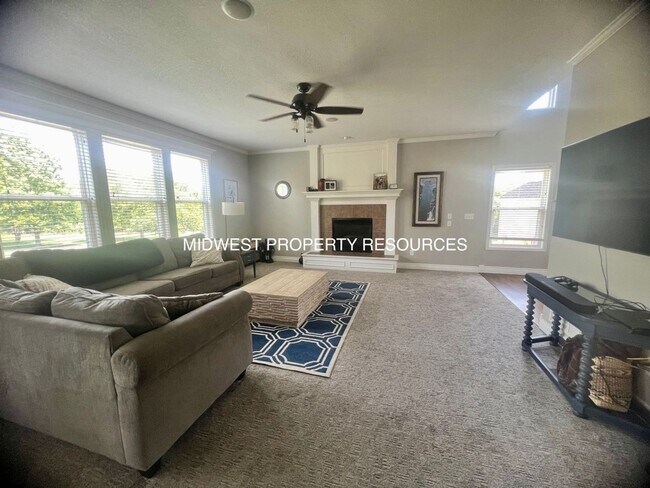 Building Photo - Exquisite 4-Bedroom Home with Spacious Fam...