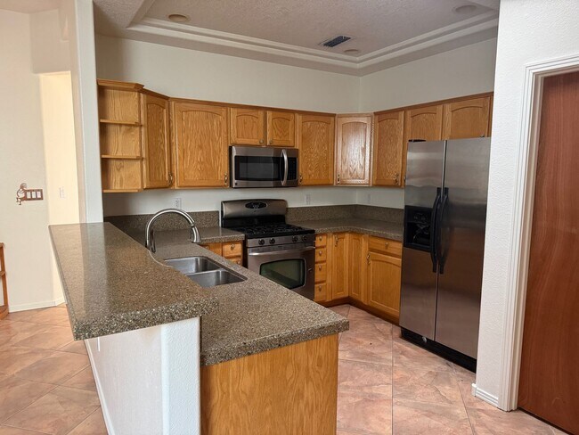 Foto del edificio - Location, Location!  3 Br, 2 Ba, fireplace in living room, lawn service included