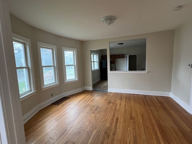 Building Photo - 206 E Molloy Rd