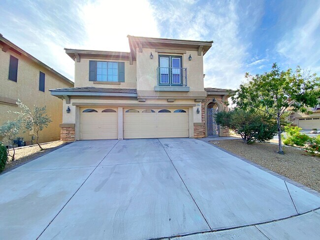 Foto del edificio - 4 BEDROOM HOME 3 CAR GARAGE ON A CORNER LO...