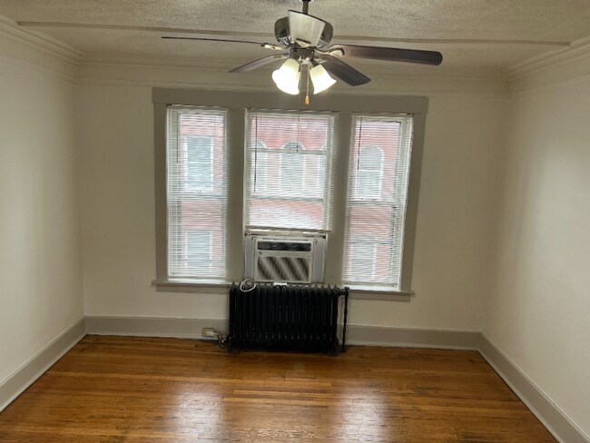 Building Photo - 702 S 38th St
