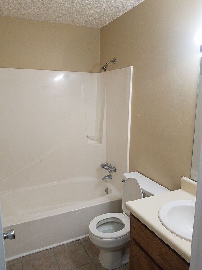 Foto del edificio - Cute 2BD/1BA condo. Close to shopping cent...