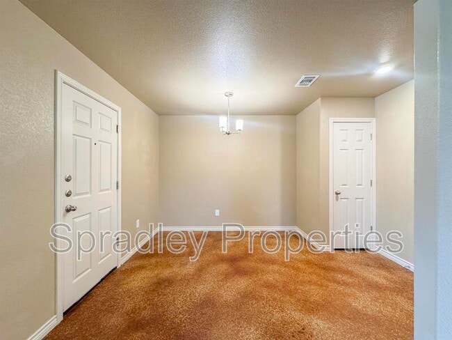 Building Photo - 1009B San Saba Ct