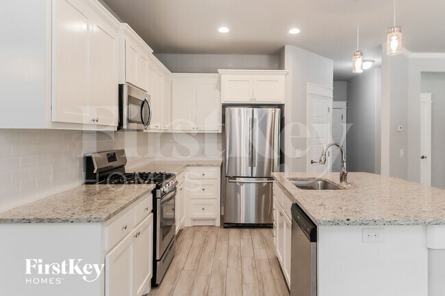 Building Photo - 1603 Village Dr