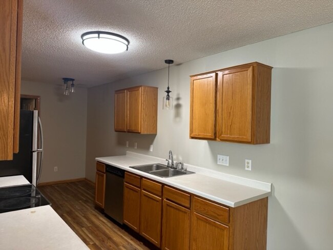Building Photo - 3 Bed/1.5 Bath Townhouse with Basement! Av...