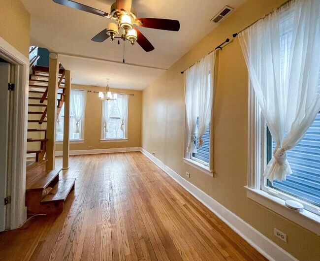 Foto del edificio - 2736 N Wilton Ave