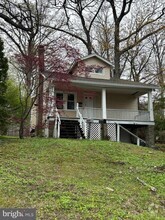 Building Photo - 633 Edge Hill Rd