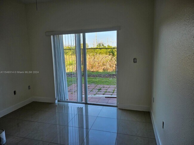 Foto del edificio - 2551 SE 16th Terrace