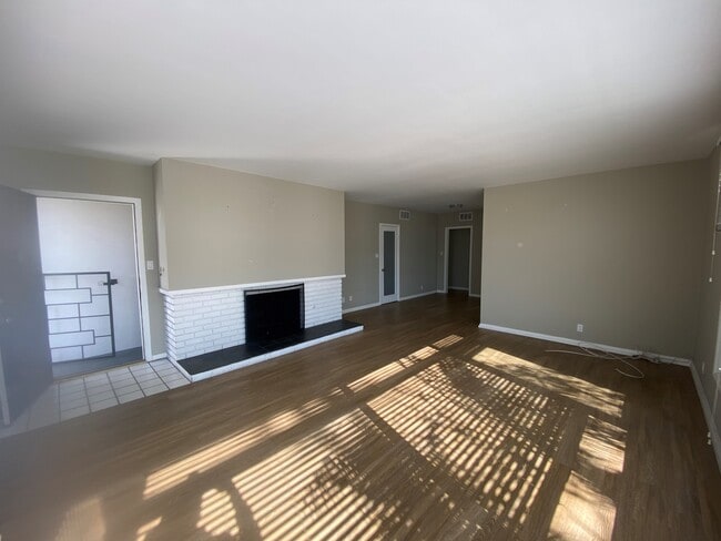 Building Photo - 300 Dahlia Pl