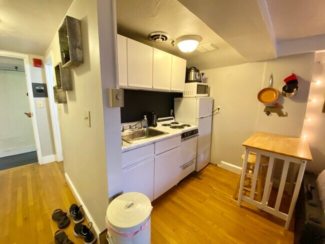 Building Photo - 879 Beacon St