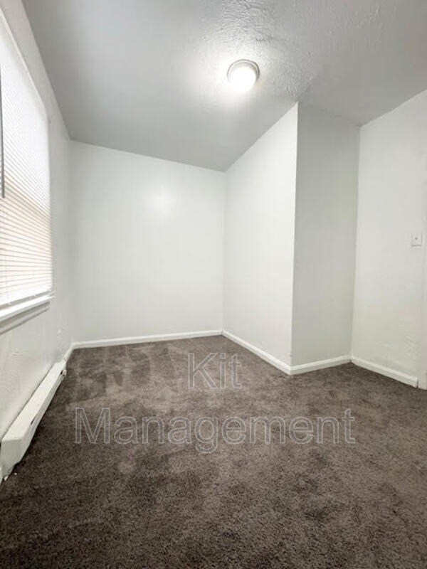 Building Photo - Charming 3-Bed Home with 1.5 Baths and 1,200 Sq Ft in West Toledo – $995/mo