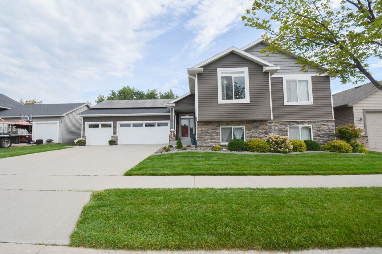 Primary Photo - 5 Bed, 3 Bath Home for Rent – Utilities In...