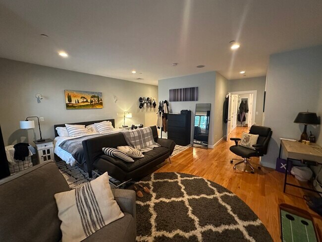 Foto del edificio - 345 W Broadway St