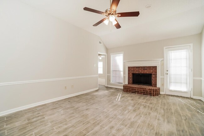 Foto del edificio - 6857 Dovefield Ln