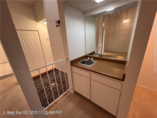 Foto del edificio - 2417 Lourdes Ave