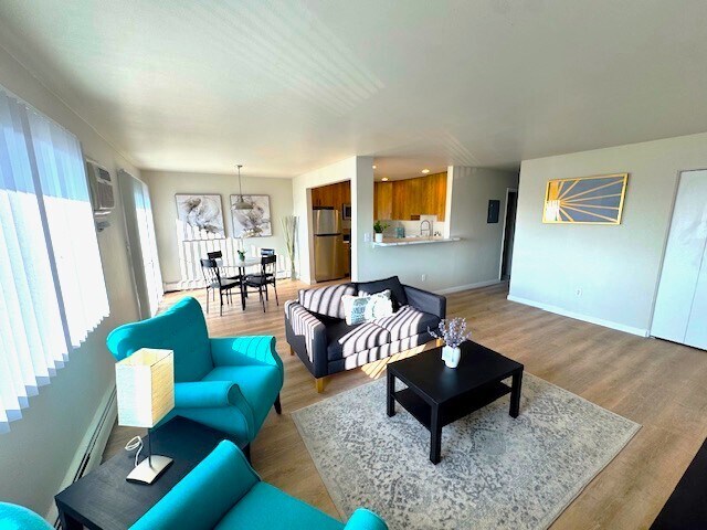 Sala de estar de fresno renovada - Eastern Lofts Apartment Homes