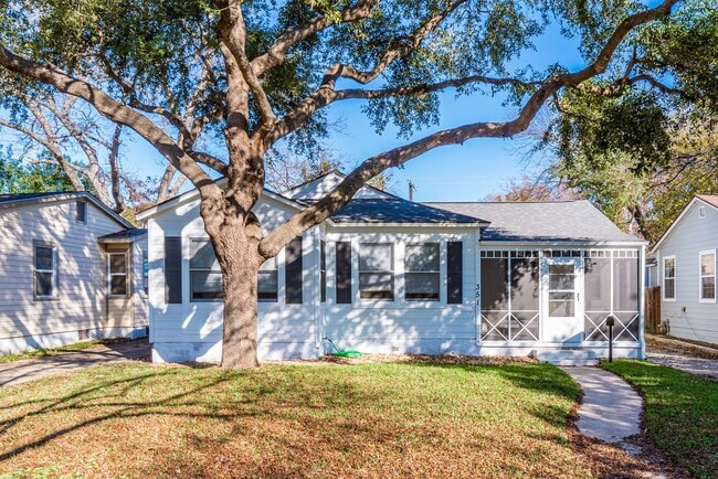 Building Photo - RENOVATED 2-BEDROOM IN ALAMO HEIGHTS