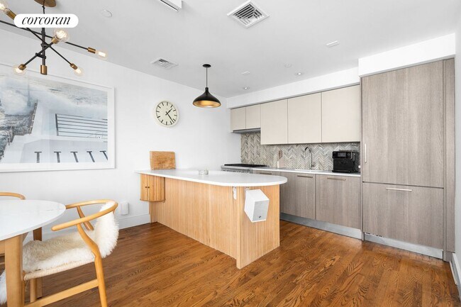 Building Photo - 170 Broadway