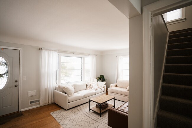 Sala de estar y puerta de entrada - 2122 Highland Pl